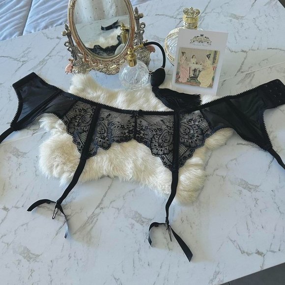 Other - Black lace sexy suspender / garter belt - XS-S